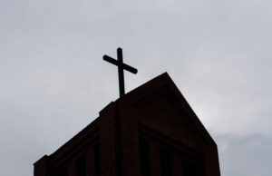 Mujer denuncia discriminación por orientación sexual tras ser expulsada de iglesia en Villarrica