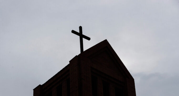 Mujer denuncia discriminación por orientación sexual tras ser expulsada de iglesia en Villarrica