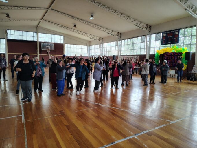 Vecinos y vecinas de Freire participaron en olimpiada recreativa en Quepe en el marco del mes de las personas mayores