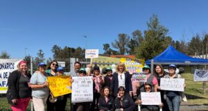 Funcionarios de salud y programa «Más Ama» de Pitrufquén reciben apoyo de alcaldesa en el marco del paro nacional de salud primaria