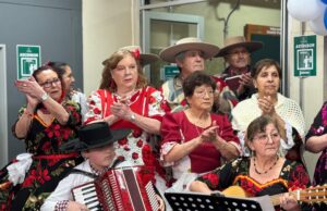 Agrupación «Voces del atardecer» celebra 18 años promoviendo el folclor entre adultos mayores de Pitrufquén