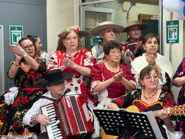 Agrupación «Voces del atardecer» celebra 18 años promoviendo el folclor entre adultos mayores de Pitrufquén