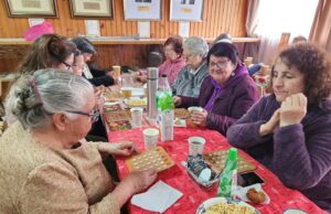 Entre números y risas en Freire: adultos mayores disfrutan de un bingo lleno de alegría