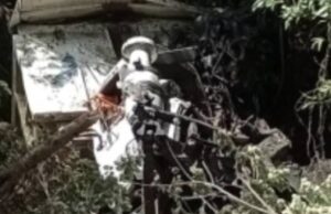 Fatal accidente en Cunco: conductor muere tras caída de camión a quebrada