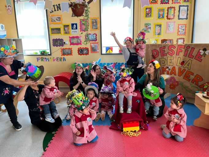 Niños y niñas protagonizan alegre desfile de primavera en la sala cuna Heidi de Pitrufquén