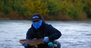 Sebastián Jaramillo: el joven emprendedor de Pitrufquén que invita a vivir la magia de la pesca en el río Toltén
