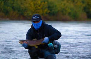 Sebastián Jaramillo: el joven emprendedor de Pitrufquén que invita a vivir la magia de la pesca en el río Toltén