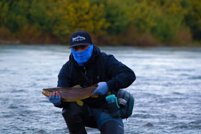Sebastián Jaramillo: el joven emprendedor de Pitrufquén que invita a vivir la magia de la pesca en el río Toltén