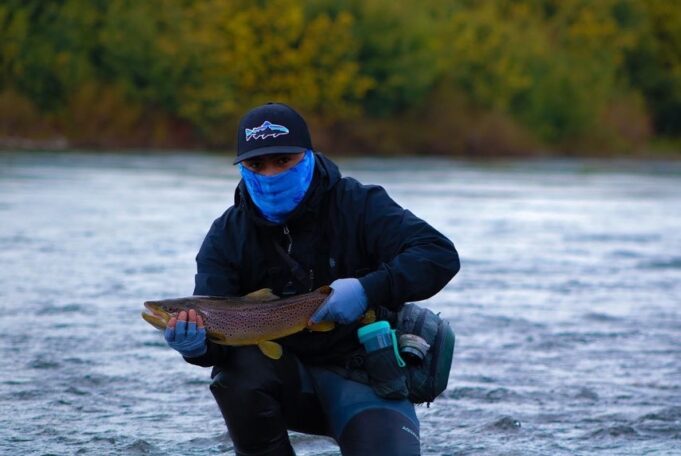 Sebastián Jaramillo: el joven emprendedor de Pitrufquén que invita a vivir la magia de la pesca en el río Toltén