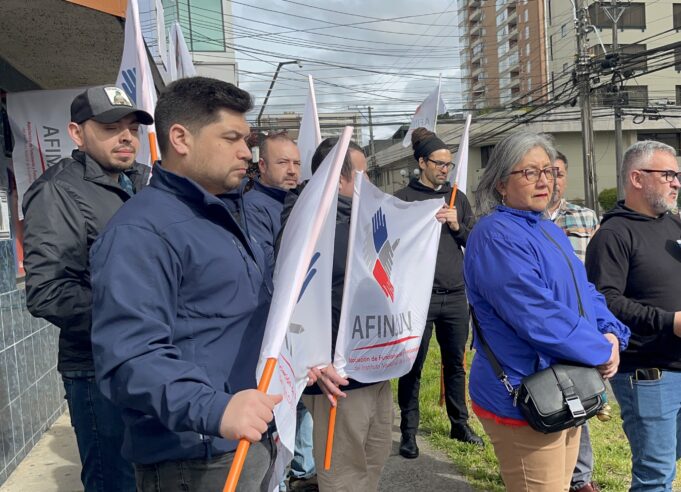 Funcionarias y funcionarios de INJUV se movilizan de manera indefinida en defensa de las juventudes y en rechazo al recorte presupuestario 2026