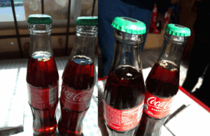 Comerciante de Pitrufquén alerta sobre posible presencia de hongos en botellas de Coca-Cola de vidrio