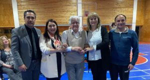 Municipalidad de Pitrufquén entrega 124 becas y rinde homenaje al gestor cultural Julio Dumont