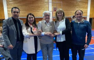 Municipalidad de Pitrufquén entrega 124 becas y rinde homenaje al gestor cultural Julio Dumont