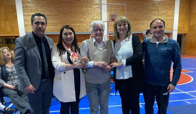 Municipalidad de Pitrufquén entrega 124 becas y rinde homenaje al gestor cultural Julio Dumont