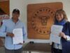 Alcaldesa de Pitrufquén entrega logos a taxis y locales comerciales que aportarán descuentos a personas mayores
