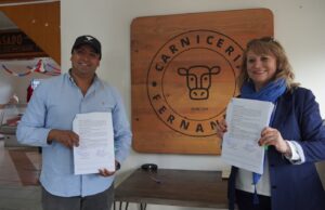 Alcaldesa de Pitrufquén entrega logos a taxis y locales comerciales que aportarán descuentos a personas mayores