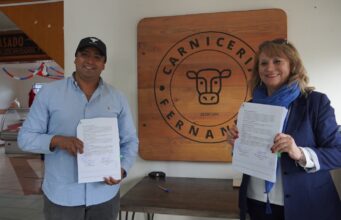 Alcaldesa de Pitrufquén entrega logos a taxis y locales comerciales que aportarán descuentos a personas mayores