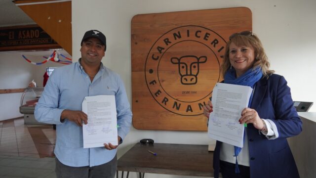 Alcaldesa de Pitrufquén entrega logos a taxis y locales comerciales que aportarán descuentos a personas mayores