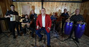 “Sí fui profeta en mi tierra”: Sergio Leal, el músico que comenzó de niño cantando con su mamá y conquistó los escenarios de Pitrufquén