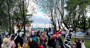 Deportes sobre ruedas y cultura se unen en Pitrufquén: “Ruta de Halloween Pitru Rollers” invita a disfrutar, incluir y rodar en comunidad