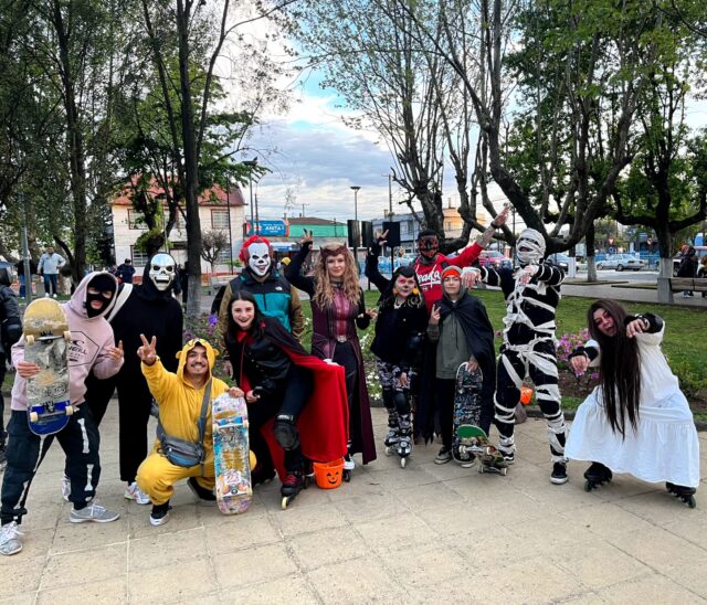 Deportes sobre ruedas y cultura se unen en Pitrufquén: “Ruta de Halloween Pitru Rollers” invita a disfrutar, incluir y rodar en comunidad