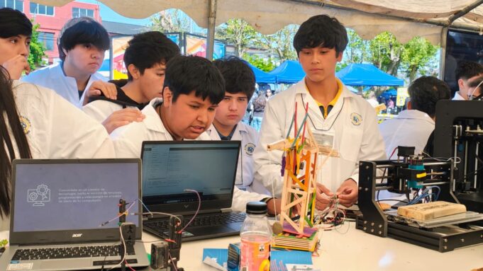 Estudiantes del liceo Bicentenario Politécnico Pitrufquén destacan sus habilidades y creatividad en tradicional muestra anual