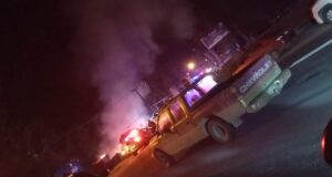 Fuego arrasa con restaurante y locales comerciales en la ruta Villarrica–Pucón
