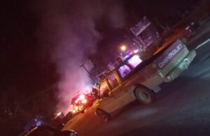 Fuego arrasa con restaurante y locales comerciales en la ruta Villarrica–Pucón