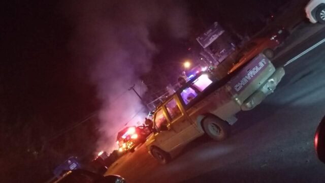 Fuego arrasa con restaurante y locales comerciales en la ruta Villarrica–Pucón