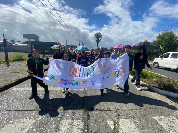 Marcha de los paraguas reunió a centenas de estudiantes en la celebración de los derechos de la niñez en Pitrufquén