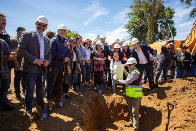 El sueño de la casa propia comienza a concretarse: colocan primera piedra de viviendas para comités Copihues y Canelos en Gorbea