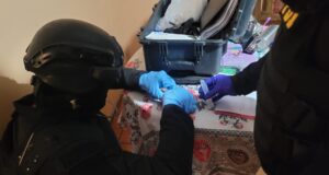 Detienen a dos sujetos que operaban microtráfico de drogas por delivery en Perquenco