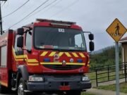 Bomberos de Loncoche apoyan a vecinos con distribución de agua potable tras corte no programado