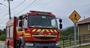 Bomberos de Loncoche apoyan a vecinos con distribución de agua potable tras corte no programado