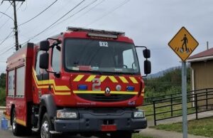 Bomberos de Loncoche apoyan a vecinos con distribución de agua potable tras corte no programado