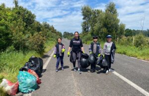 Estudiantes de Pitrufquén participan en plogging por el medio ambiente en el sector Chanco Poniente