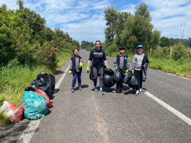 Estudiantes de Pitrufquén participan en plogging por el medio ambiente en el sector Chanco Poniente