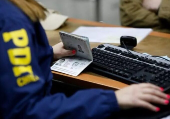 En Pino Hachado: PDI recibe en calidad de deportados a dos sujetos que conmutaron condena por expulsión a Chile