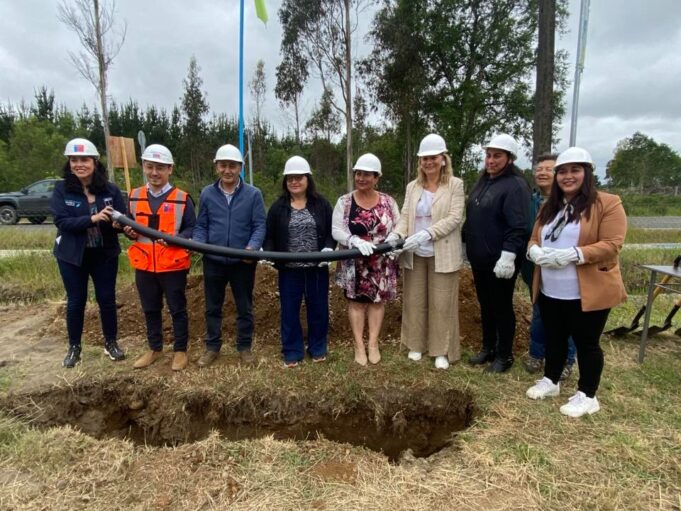 Instalan primera tubería de los trabajos de mejoramiento del APR de villa Comuy en Pitrufquén