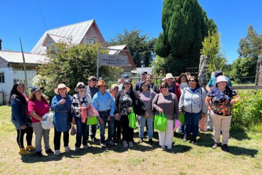 Agricultores del PDTI Huilio realizaron gira técnica a Faro Agroecológico SUYAI y predio sustentable en Puerto Saavedra