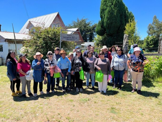 Agricultores del PDTI Huilio realizaron gira técnica a Faro Agroecológico SUYAI y predio sustentable en Puerto Saavedra