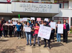 Profesores y apoderados de la escuela Las Américas de Pitrufquén protestan en el municipio tras una serie de robos que afectan al establecimiento