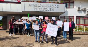 Profesores y apoderados de la escuela Las Américas de Pitrufquén protestan en el municipio tras una serie de robos que afectan al establecimiento