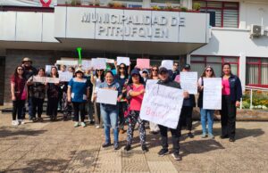 Profesores y apoderados de la escuela Las Américas de Pitrufquén protestan en el municipio tras una serie de robos que afectan al establecimiento