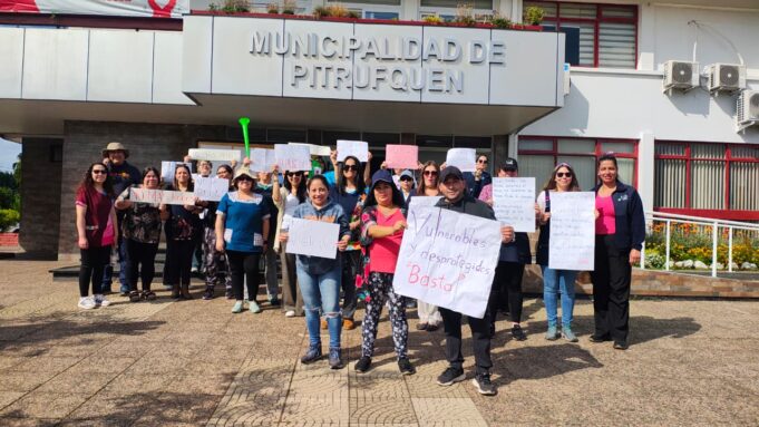 Profesores y apoderados de la escuela Las Américas de Pitrufquén protestan en el municipio tras una serie de robos que afectan al establecimiento
