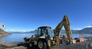 Retiran peligrosas estructuras subacuáticas y despejan puntos críticos en playas de Pucón