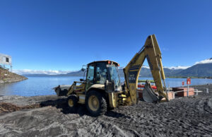 Retiran peligrosas estructuras subacuáticas y despejan puntos críticos en playas de Pucón