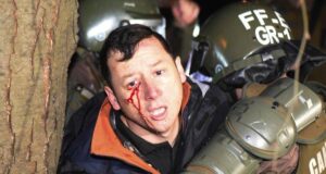 Condenan por dos delitos a carabinero que protagonizó violenta detención de camarógrafo en 2020