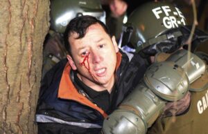 Condenan por dos delitos a carabinero que protagonizó violenta detención de camarógrafo en 2020