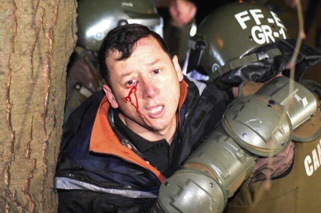 Condenan por dos delitos a carabinero que protagonizó violenta detención de camarógrafo en 2020